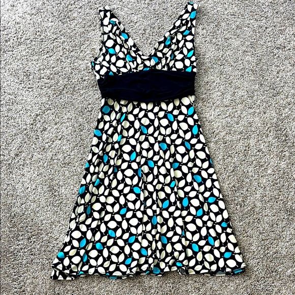 London Times Dresses & Skirts - Petite London Times Patterned Sleeveless V-Neck Midi Dress